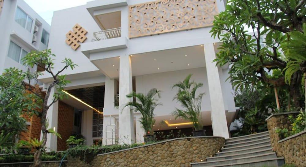 Signature Seminyak Hotel Exterior photo
